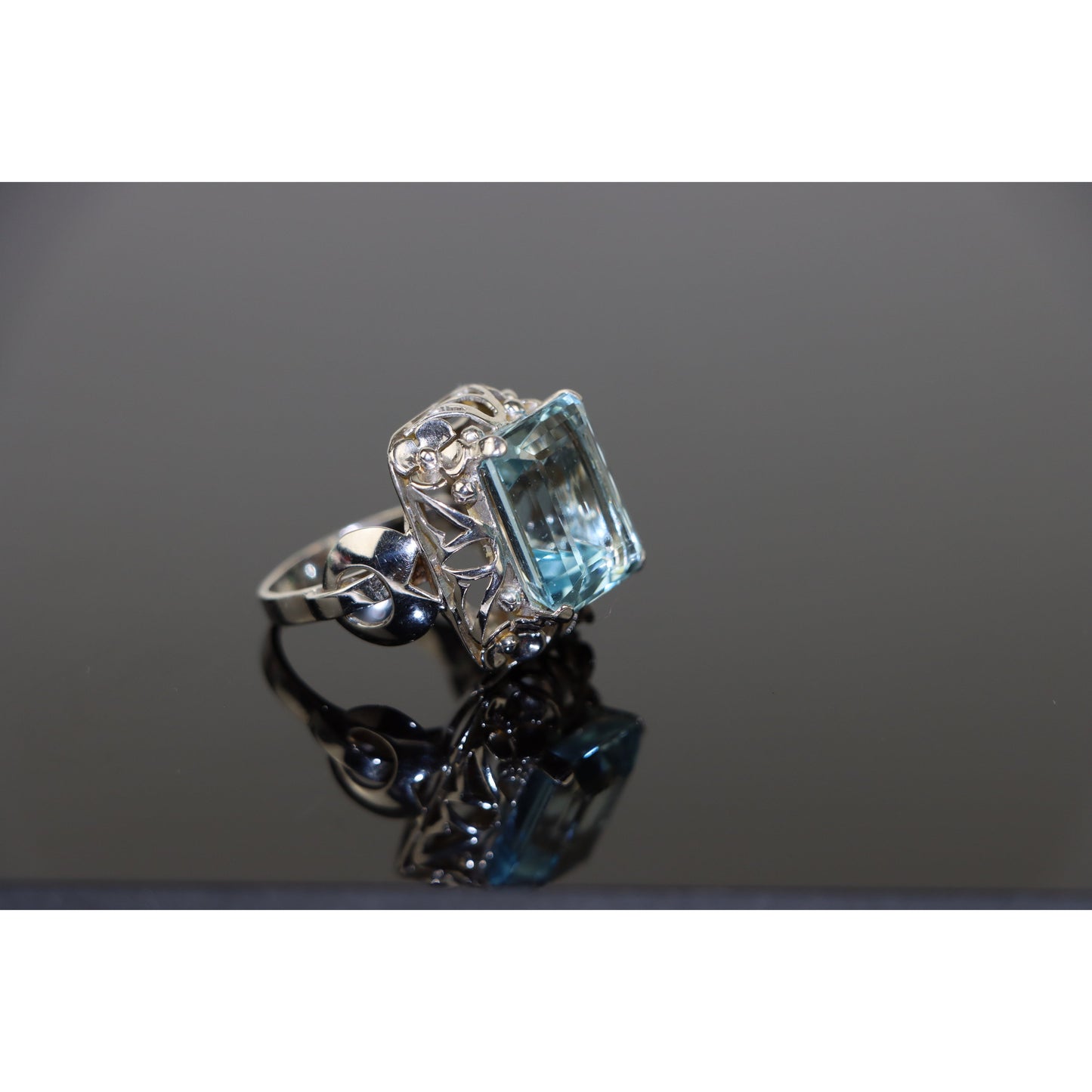 14K Gold Aquamarine Ring