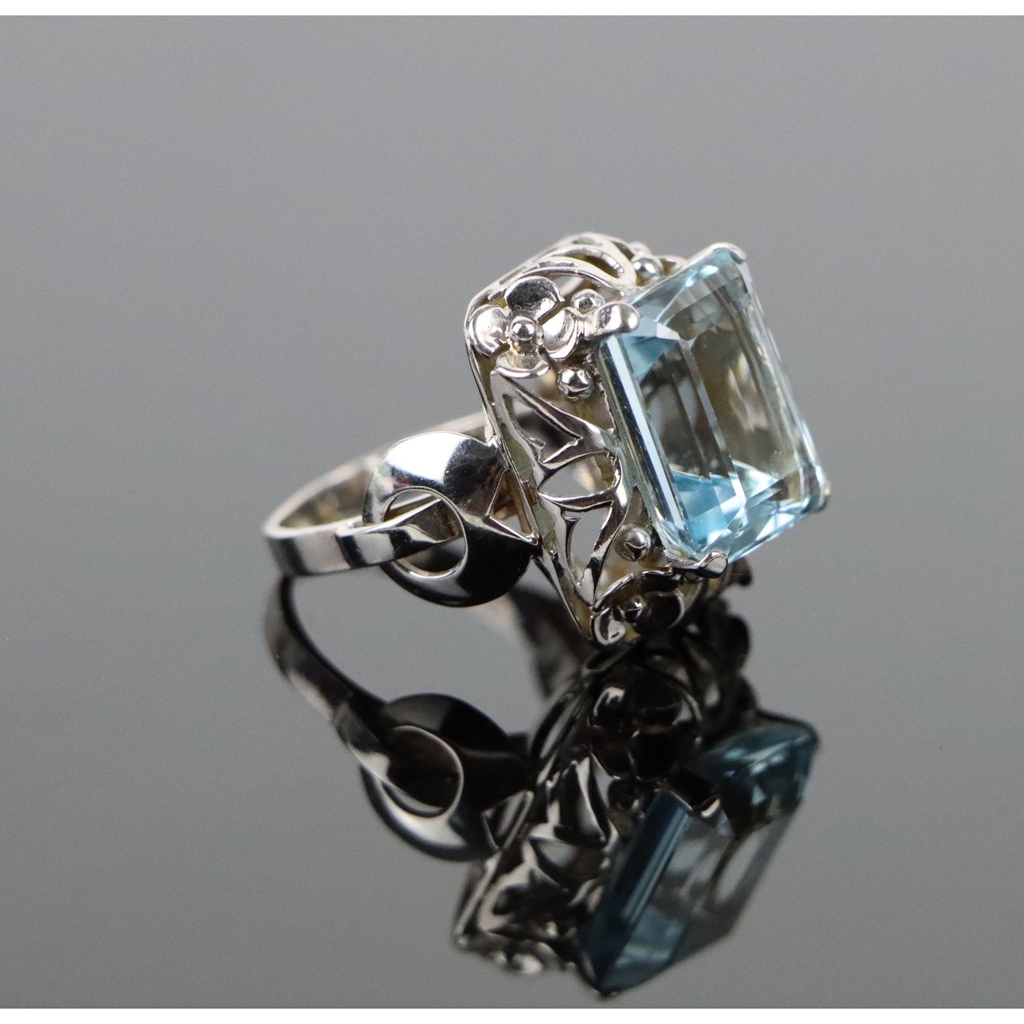 14K Gold Aquamarine Ring