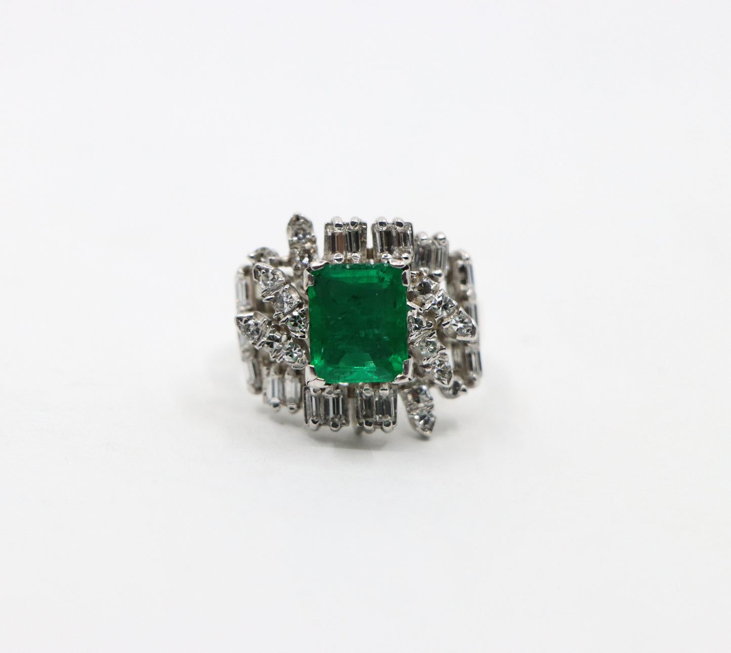 18K White Gold Diamonds Emerald Ring