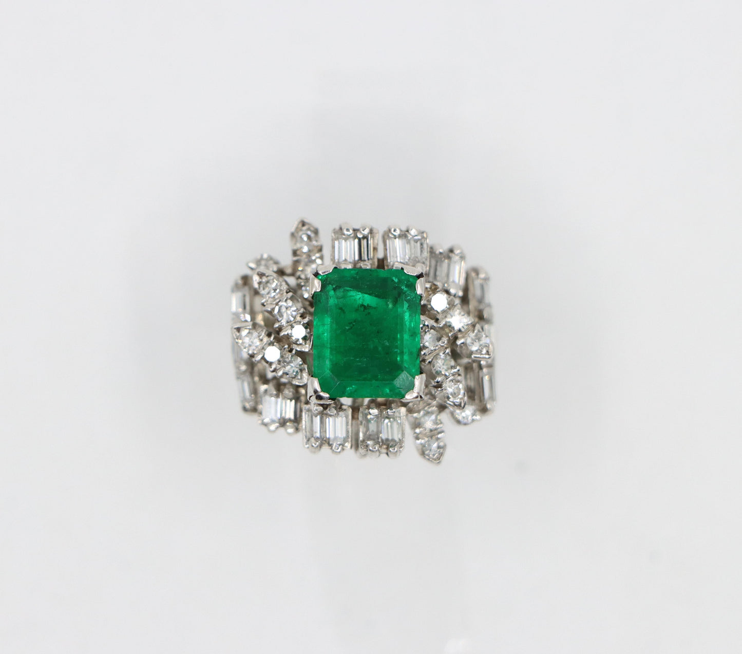 18K White Gold Diamonds Emerald Ring