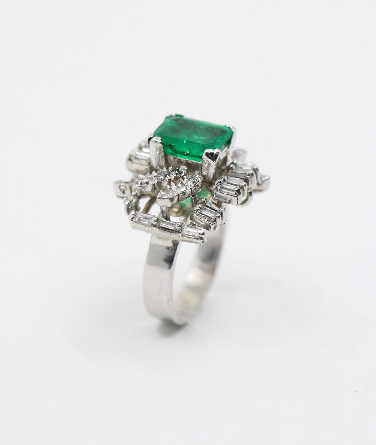 18K White Gold Diamonds Emerald Ring