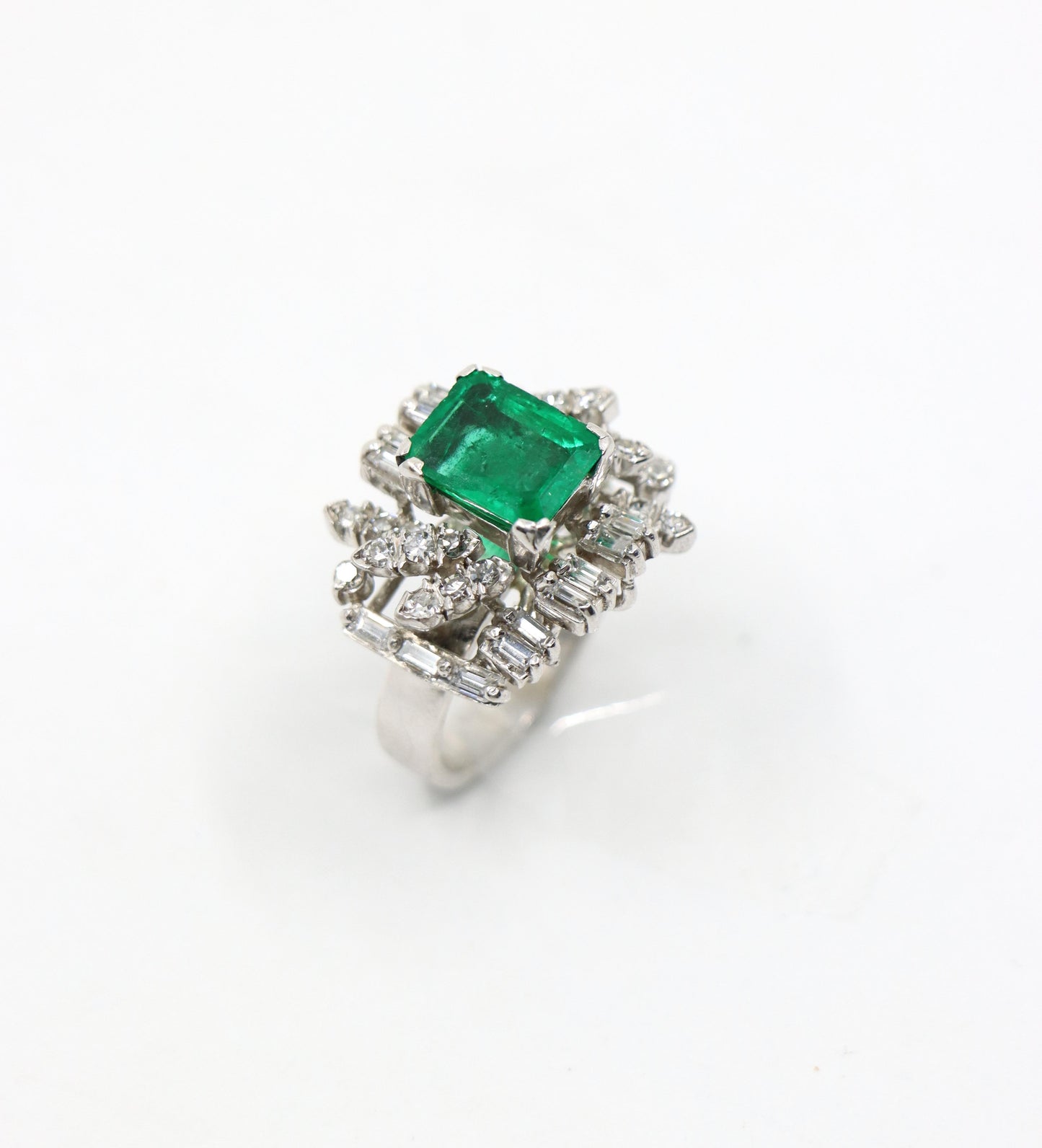 18K White Gold Diamonds Emerald Ring