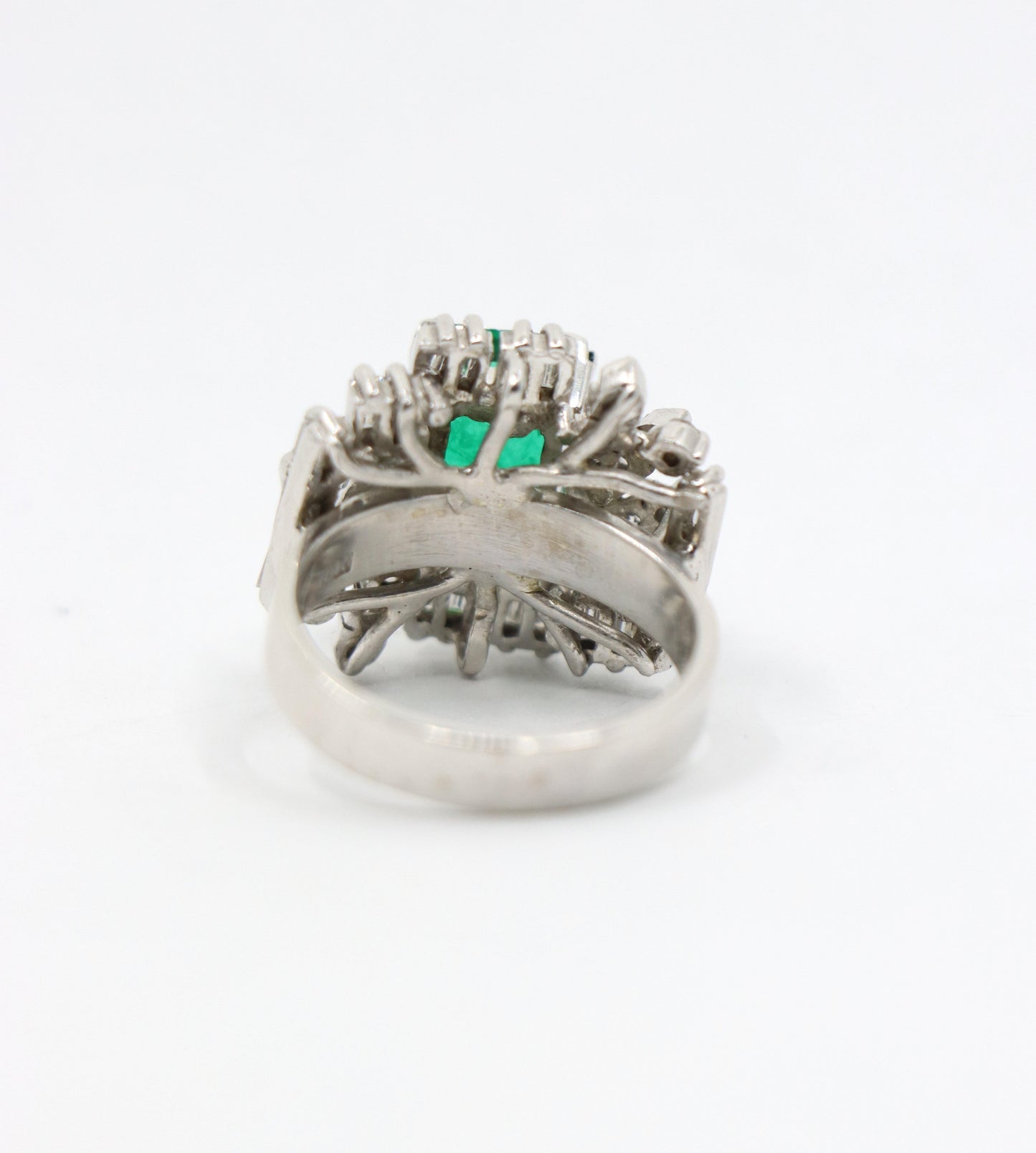18K White Gold Diamonds Emerald Ring