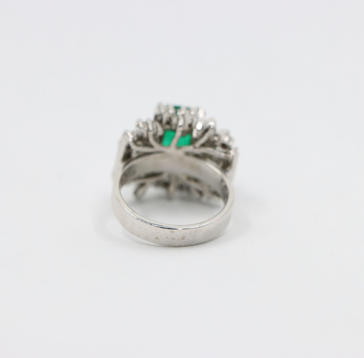 18K White Gold Diamonds Emerald Ring