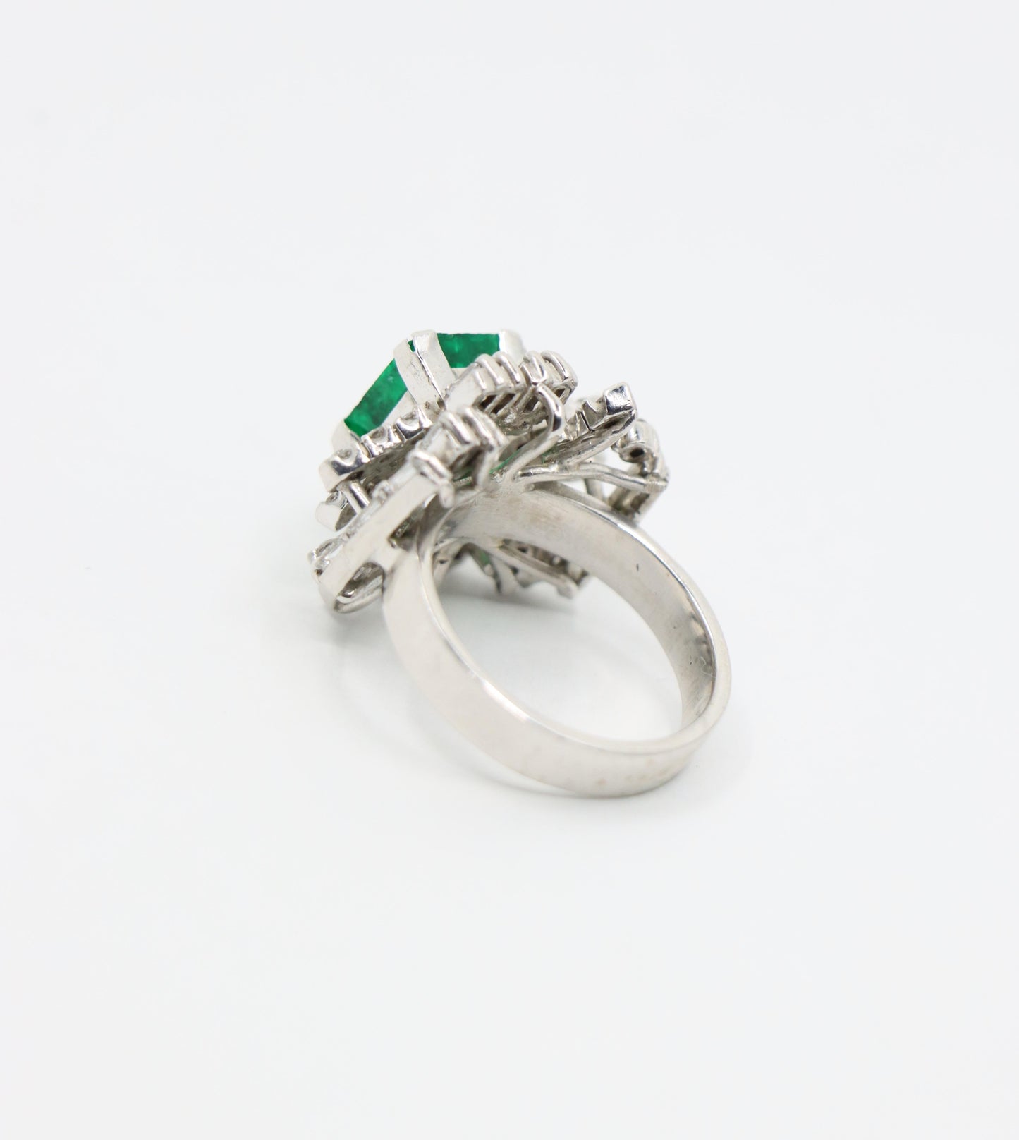 18K White Gold Diamonds Emerald Ring