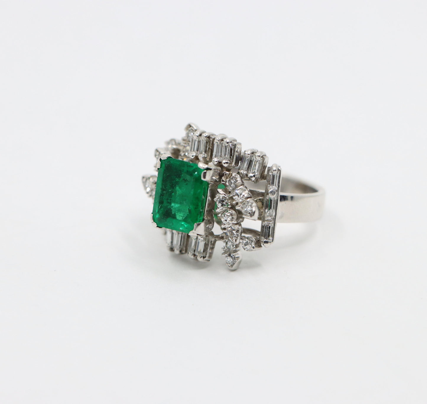 18K White Gold Diamonds Emerald Ring