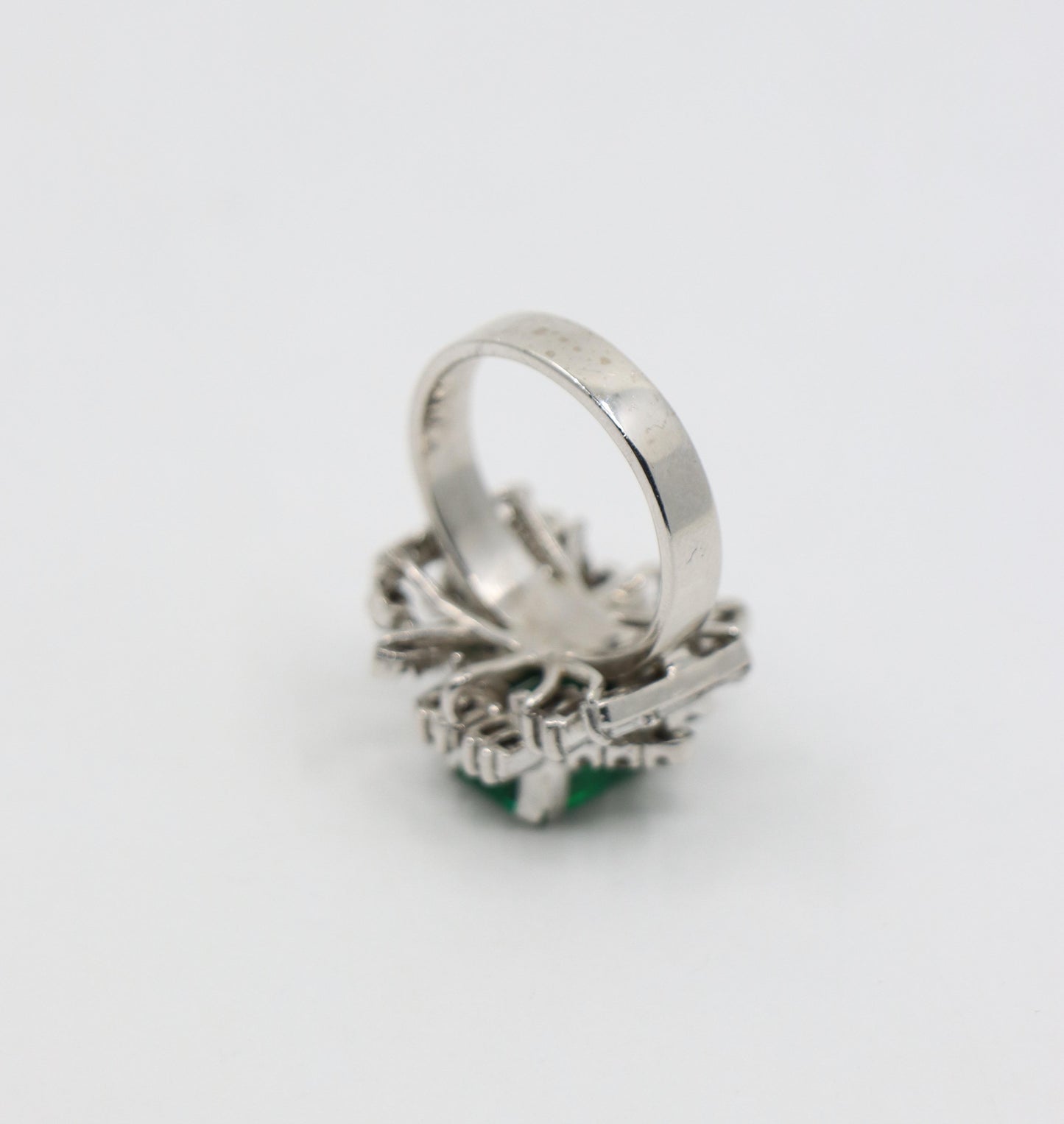 18K White Gold Diamonds Emerald Ring