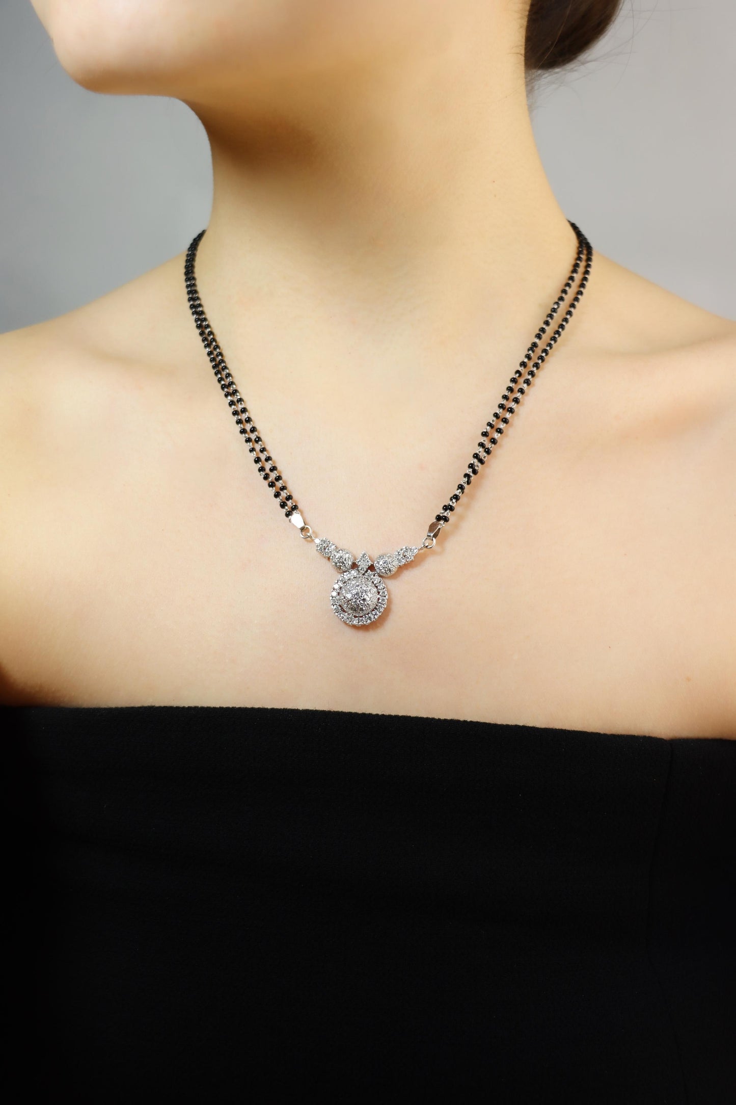 Vintage 18K White Gold Diamonds Onyx Beads Necklace