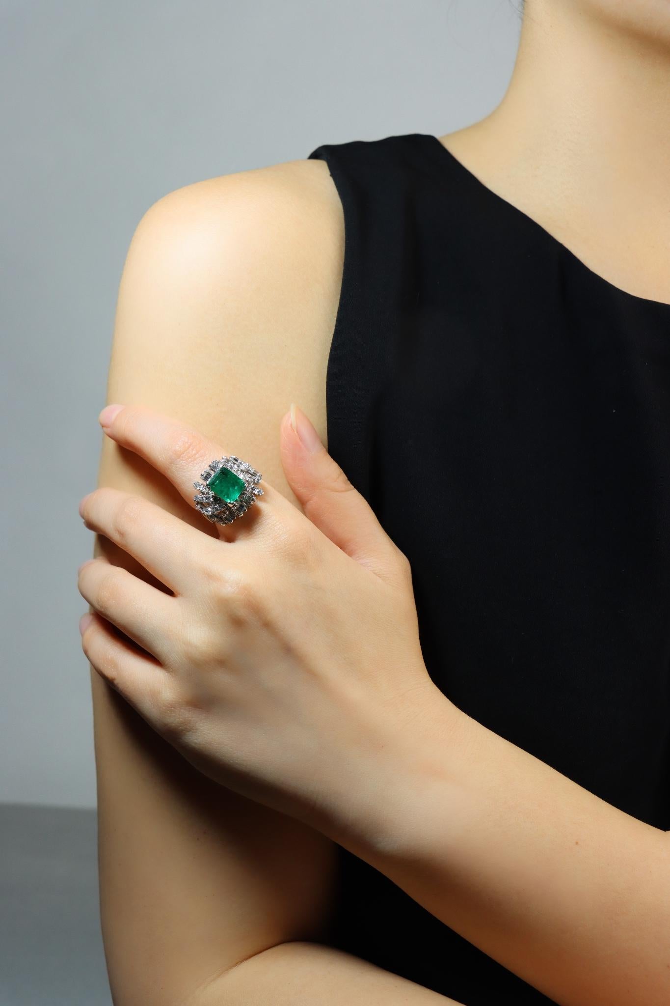 18K White Gold Diamonds Emerald Ring