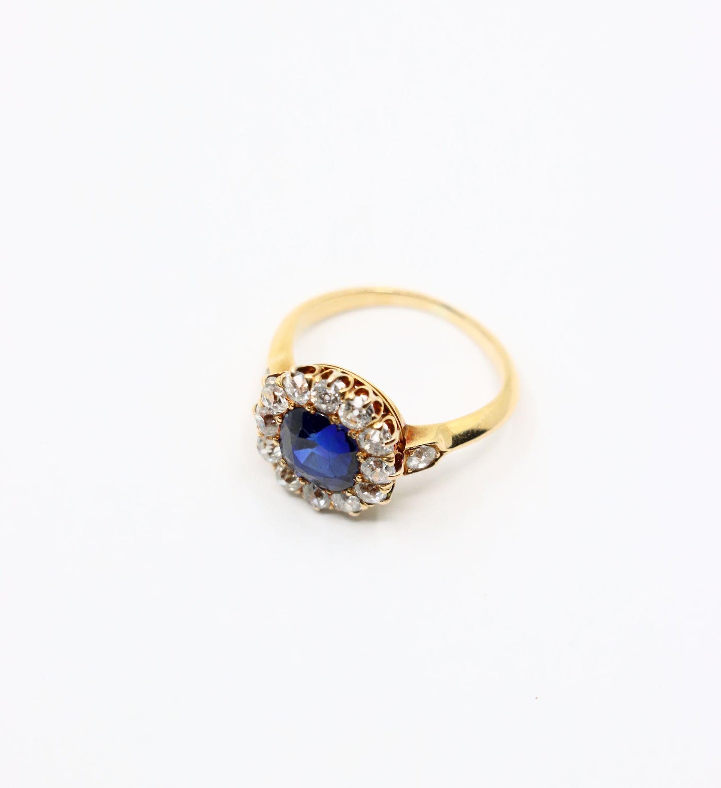 Vintage 18K Gold Diamond Sapphire Ring