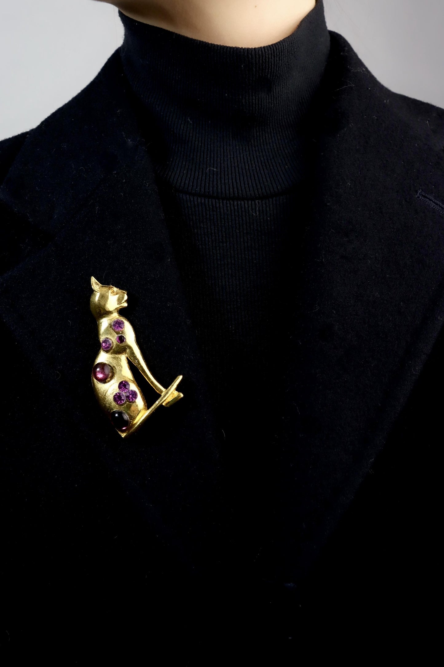 Vintage MOSELL Gold Tone Purple Rhinestone Cat Pendant
