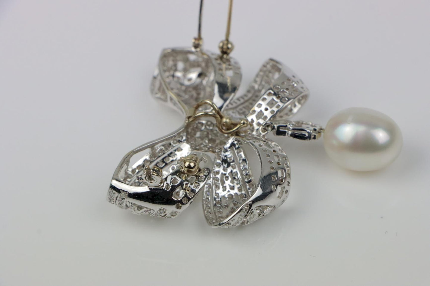 Vintage 18K White Gold Diamond Pearl Bow Tie Brooch Pin