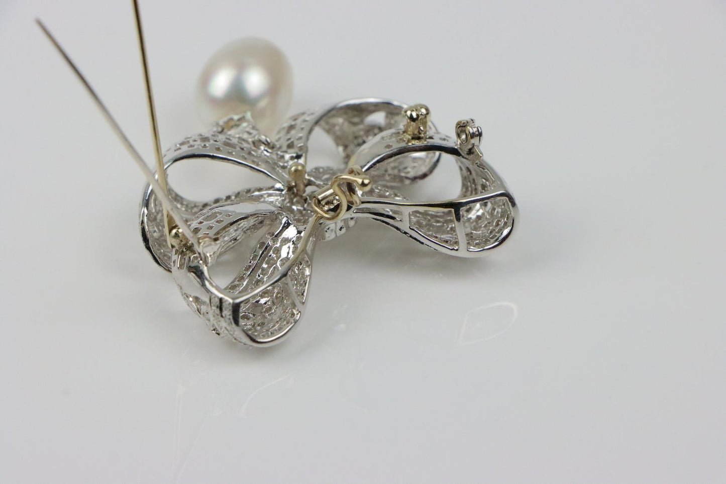 Vintage 18K White Gold Diamond Pearl Bow Tie Brooch Pin