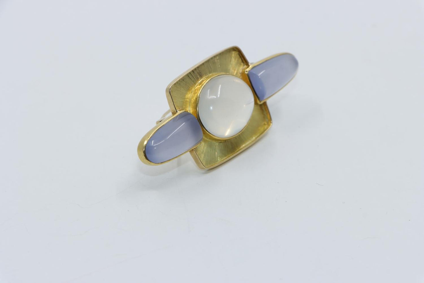 Vintage 18K Gold Moonstone Chalcedony Brooch Pin