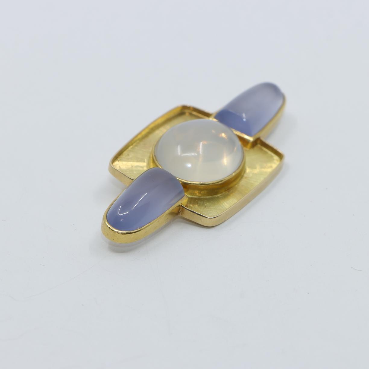 Vintage 18K Gold Moonstone Chalcedony Brooch Pin