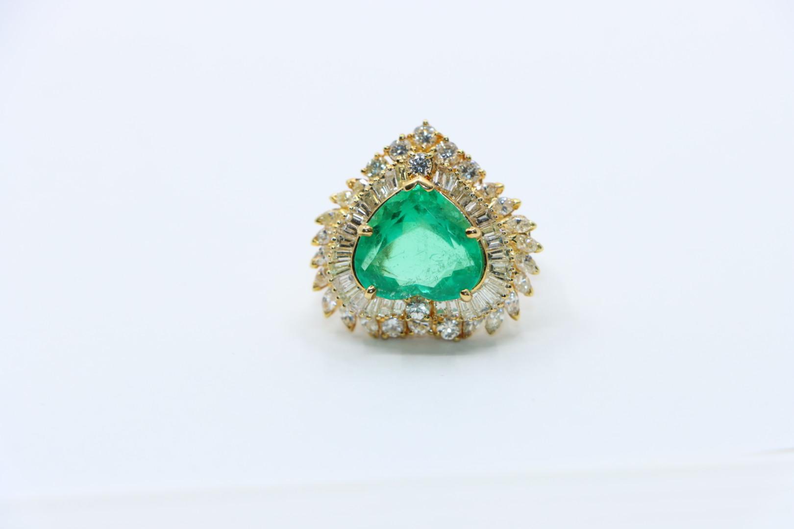 Vintage 18K Gold Heart Cut Emerald Diamond Ring