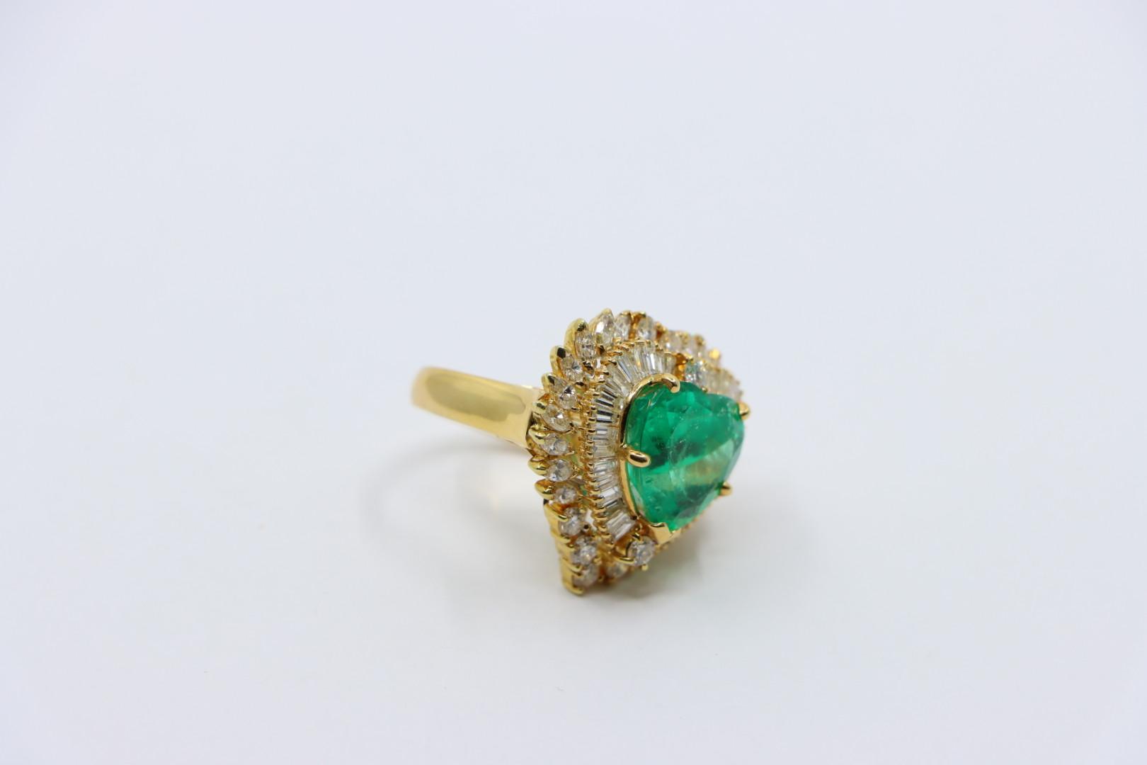 Vintage 18K Gold Heart Cut Emerald Diamond Ring