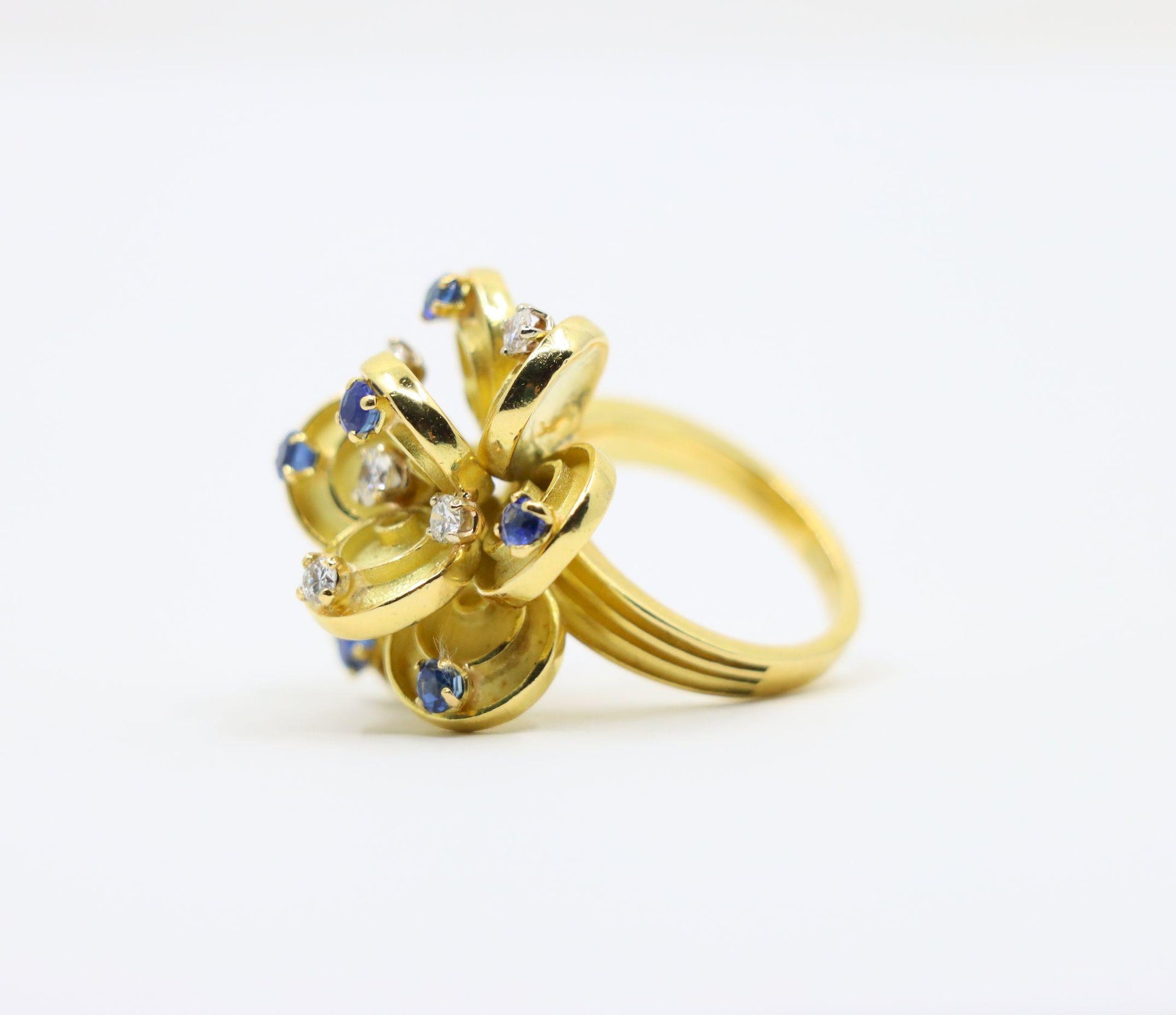 Vintage Boucheron Paris 18K Gold Diamonds Sapphire Flower Ring