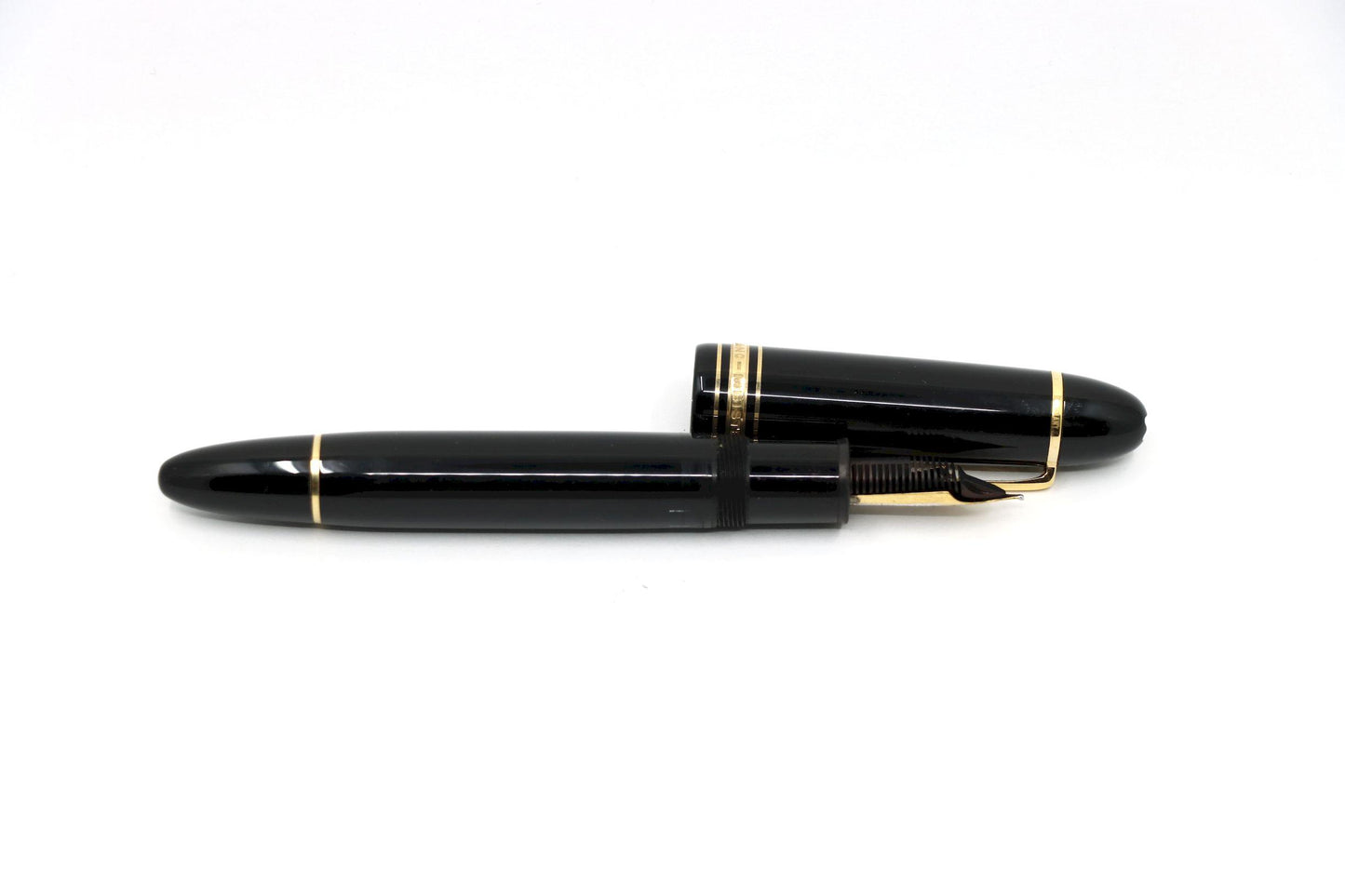 Montblanc Meisterstück Classique 18K Gold Trim Fountain Pen