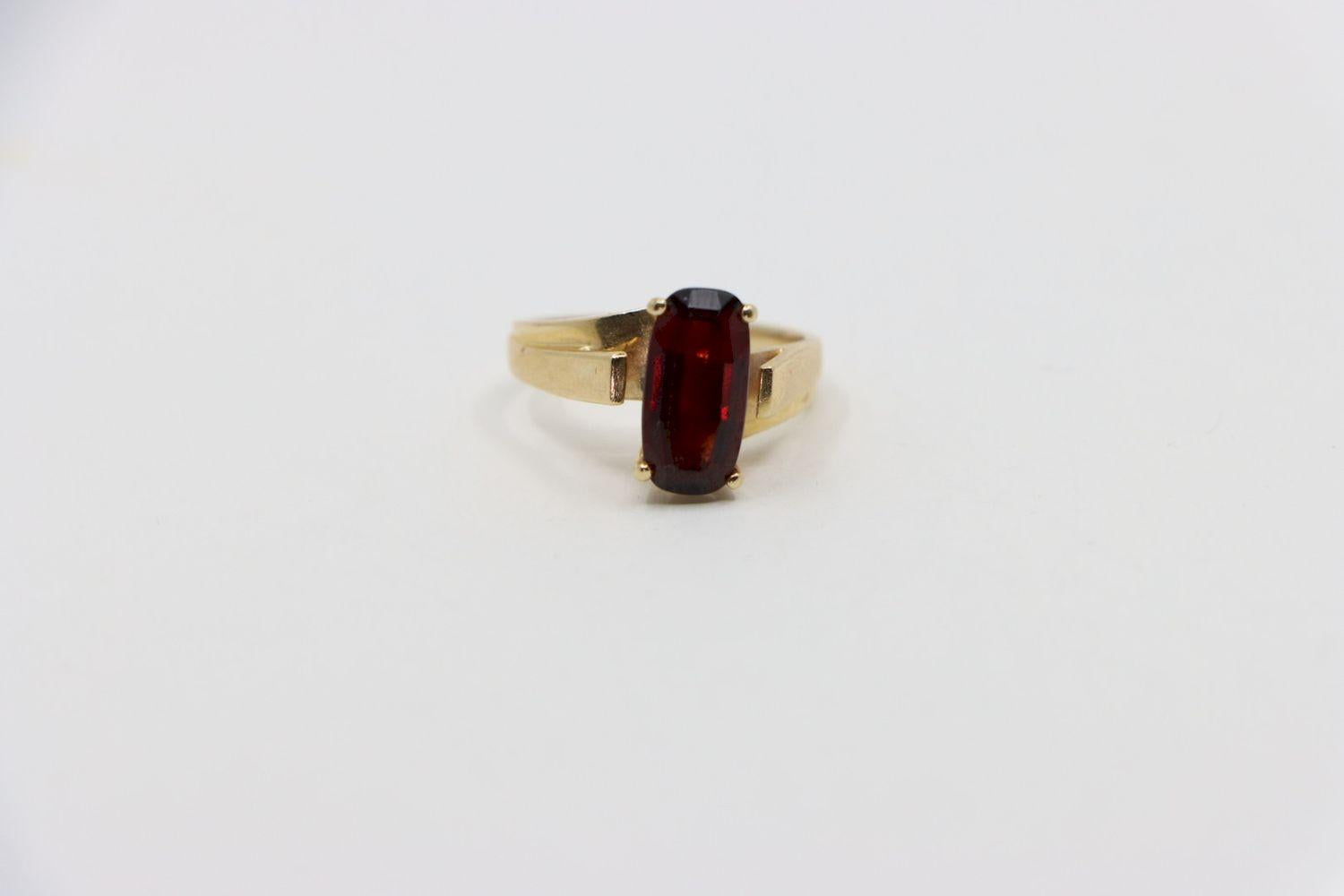 Vintage 14K Gold Garnet Ring