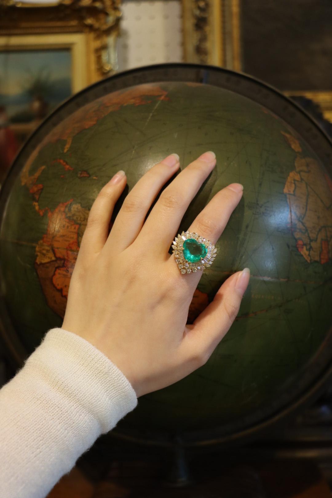 Vintage 18K Gold Heart Cut Emerald Diamond Ring